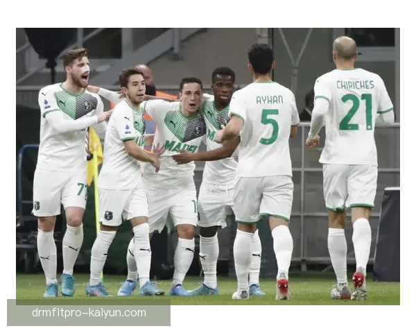 恰尔汗奥卢与布罗佐维奇竞争加剧，国际米兰中场未来备受关注